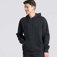 Um clássico é sempre clássico. A tradição que as peças Vans carregam na essência permitem um visual atemporal, que combina o estilo tradicional com o conforto aconchegante para os dias mais frios. Para te aquecer nos dias mais frios, o Moletom Core Basic Pullover Black é confeccionado em algodão e poliéster. O modelo na cor preta, é fechado com bolsos estilo canguru. Possui capuz com cadarço para ajuste, ribana nos punhos e na barra e assinatura Vans em “Drop V” bordada na altura do peito, no lado esquerdo.