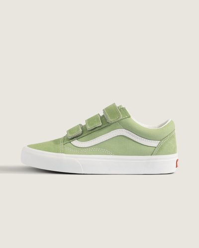 <p>O Tênis Old Skool Suede Canvas Sageleaf Green White traz o legado da VANS: em 1977 o Old Skool foi lançado como o primeiro a apresentar a icônica sidestripe. Este modelo tem construção em camurça, fechamento por três tiras de velcro para ajuste prático e sola vulcanizada com visual autêntico. Cabedal acolchoado proporciona conforto e suporte mantendo a atitude descontraída e icônica da marca</p>