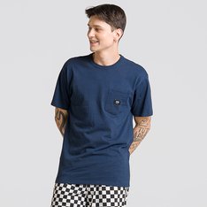 Confortável o bastante para você usar todos os dias, mantendo o estilo “Off The Wall”. A Camiseta Ave Ss Compl. Ultra Neo Vr3 Dress Blues de manga curta vai acabar com a busca pela camiseta perfeita, para que você possa se concentrar nas coisas mais importantes. Com gola redonda e costuras reforçadas nos ombros - acabamentos premium da Vans - a camiseta na cor azul traz aplicação de etiqueta tecida Vans no bolso frontal, na altura do peito, no lado esquerdo. Tipo de caimento: clássico. O modelo veste tamanho M.
Características do produto: 
• Camiseta de manga curta com gola redonda; 
• Confeccionada em tecido 100% algodão supima de 225g; 
• Etiqueta tecida Vans no bolso frontal, na altura do peito, no lado esquerdo; 
• Caimento clássico.