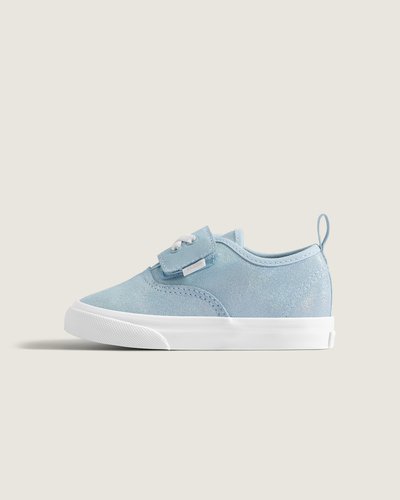 Nascido em Anaheim, Califórnia, em 1966, o Authentic é o estilo tradicional original da VANS. O Tênis Authentic Holographic Dawn Mist Infantil apresenta cabedal em couro com construção vulcanizada que oferece flexibilidade e suporte. Bico redondo e acabamento que reforça o conforto, com sola vulcanizada aderente e sensação acolchoada ao caminhar. Versão infantil AUTHENTIC KIDS que mantém o legado descontraído e essencial da marca