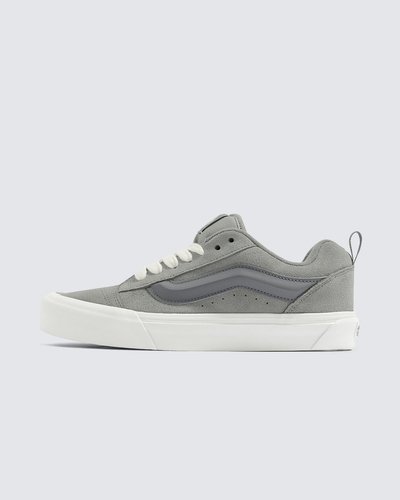 Um estilo “volumoso” típico dos anos 90 que foi inspirado no tênis de cano baixo da Vans. O Knu Skool é a interpretação contemporânea de um estilo clássico dos anos 90, caracterizado por sua lingueta volumosa e Sidestripe Vans moldada em 3D, com acabamento marcado por cadarços oversized e robustos. Com perfil marcante e detalhes em estilo dramático, o Tênis Knu Skool Suede Gray brinca com o original Old Skool enquanto mescla um ícone do passado com as tendências do presente.