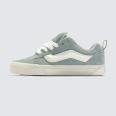 Com inspiração no estilo “volumoso” típico dos anos 90, o Knu Skool é a interpretação contemporânea do estilo clássico de uma década que representa o cenário do skate. Caracterizado por sua lingueta volumosa e Sidestripe Vans moldada em 3D, o Tênis Knu Skool Pig Suede Puritan Gray traz o acabamento marcado por cadarços oversized e robustos. Apresenta heeltab do skate tradicional com inscrição Vans em “Drop V” e “Off The Wall” aplicada no calcanhar, com etiqueta tecida “Vans Off The Wall” aplicada na lingueta. Com perfil marcante e detalhes em estilo dramático dos anos 90, esse tênis lendário brinca com o original Old Skool, reverenciando um ícone do passado com as tendências do presente.