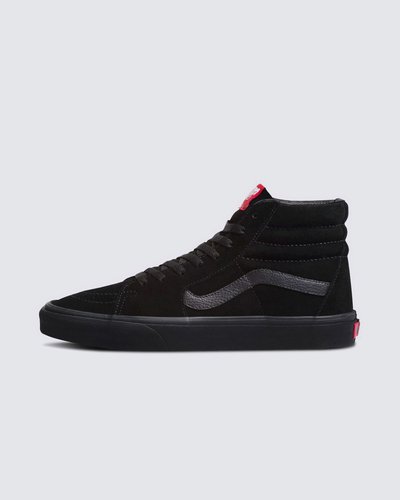 O tênis Sk8-Hi foi introduzido em 1978, originalmente chamado de Style 38 e exibia a agora icônica Vans Sidestripe em uma nova silhueta inovadora de cano alto. Por ter sido apenas o segundo modelo com o marcador reconhecível, antigamente conhecido como “faixa de jazz”, o Sk8-Hi trouxe um visual totalmente novo à família Vans. Honrando aquele primeiro lendário tênis de cano alto, o Tênis Sk8-Hi Black Black é construído com cabedal durável em camurça e lona na cor preta, sidestripe em couro preto e viras laterais em borracha na cor preta. Este tênis com cadarço também possui biqueiras reforçadas, colarinhos acolchoados firmes e o solado emborrachado em waffle exclusivo Vans.