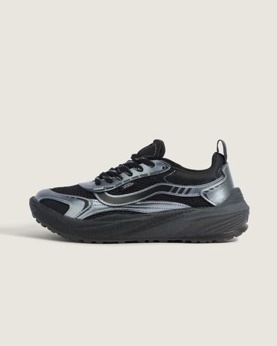 Uma nova adição à família Vans, o UltraRange Rapidweld nasceu para oferecer versatilidade e conforto em longas jornadas. O Tênis Ultrarange Neo 2.0 apresenta cabedal em couro com montagem cold cement, estrutura pensada para suporte e flexibilidade e construção que privilegia resistência. Texturas e acabamento reforçam a sensação de robustez, enquanto o design mantém expressão autêntica e descontraída.