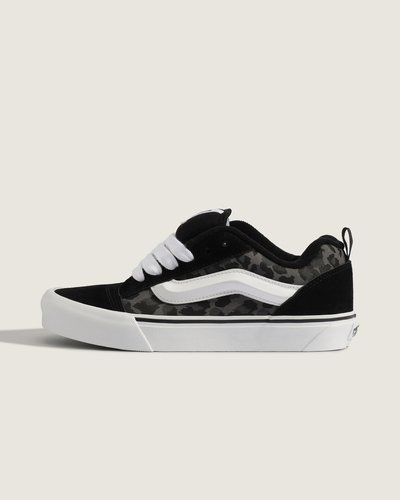 O Tênis Knu Skool Leopard Black traz o legado autêntico da Vans com construção vulcanizada e cabedal em couro combinado a detalhes em tecido listrado. Solado em borracha proporciona tração e durabilidade, enquanto o colarinho acolchoado oferece conforto e suporte. Design pensado para flexibilidade e resistência, com acabamento que valoriza expressão e atitude descontraída, mantendo os elementos técnicos e construtivos que marcaram a história da Vans.