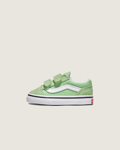 Ícone SideStripe™ com recursos fáceis para crianças

O tênis Old Skool V Satin para criança traz o icônico Sidestripe™ e o estilo atemporal da Vans aos pezinhos. Projetado com durabilidade e conforto em mente, possui fechos de velcro para fácil colocação e retirada, tornando-o perfeito para crianças prontas para explorar. Um verdadeiro clássico, reinventado para a próxima geração.
