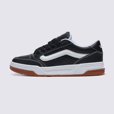 O Hylane é um sapato inspirado no skate dos anos 2000 que reinterpreta a nossa silhueta Upland de 1999. Referências ao passado coexistem ao lado de detalhes de design elevados, como o Sidestripe em 3D com acabamento brilhante e logotipos bordados, enquanto a postura robusta e a língua de skate fofa proporcionam uma aparência e sensação retrô.