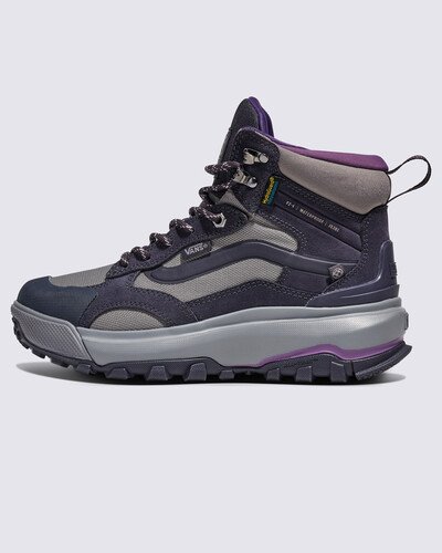O MTE Crestline Waterproof incorpora tecnologias de calçados mais avançadas que a Vans possui, pensando em criar uma bota durável de cano alto que seja elegante, versátil e confortável para qualquer pessoa, em qualquer situação. Com um ajuste mais espaçoso com proteção à prova d'água HydroGuard e uma sola All-Trac atualizada para máxima tração, a Tênis Crestline Waterproof Mte Dark Gray está pronta para tudo - ela oferece o equilíbrio perfeito entre amortecimento e suporte, não importa aonde a trilha te leve. Com o logotipo Vans Checkerboard Globe, este produto é feito de pelo menos 30% de um ou uma combinação de materiais reciclados, renováveis ??e/ou regenerativos.Para saber mais sobre a Vans e sua jornada em direção a materiais sustentáveis, acesse www.vans.com.br/sustentabilidade.