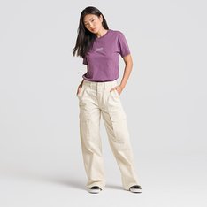 A Calça Arroyo Wide Leg Cargo Seasonal Hero: Sport Low Turtledove é uma peça inspirada em roupas de trabalho com um visual moderno no estilo “Off The Wall”. O modelo confeccionado em tecido de lona oferece muito estilo e espaço para armazenamento dos seus itens essenciais. A calça com corte relaxado e de pernas largas traz bolsos frontais e traseiros estilo cargo.