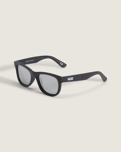 O Óculos Spicoli apresenta armação clássica com linhas atemporais e lentes em policarbonato, resultando em construção leve e resistente. Lentes com proteção UVA/UVB 400 entregam visão nítida e acabamento espelhado. Inclui bolsa de tecido com fecho para transporte e proteção. Design alinhado ao legado Vans, combinando conforto, suporte e acabamento que reforçam sua expressão autêntica.