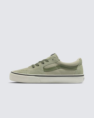 O Sk8-Low, uma versão do lendário tênis de cano alto da Vans, é produzido com uma variedade de cores clássicas, trazendo a estética Sk8-Hi® em um tênis de cano baixo. Com cabedal durável de lona e camurça resistentes, o Tênis Sk8-Low 2-Tone Elm possui a contraparte mais alta. O tênis com sidestripe lendária com fecho em cadarços também inclui biqueiras reforçadas, colarinhos acolchoados de suporte e sola de borracha waffle exclusiva Vans.