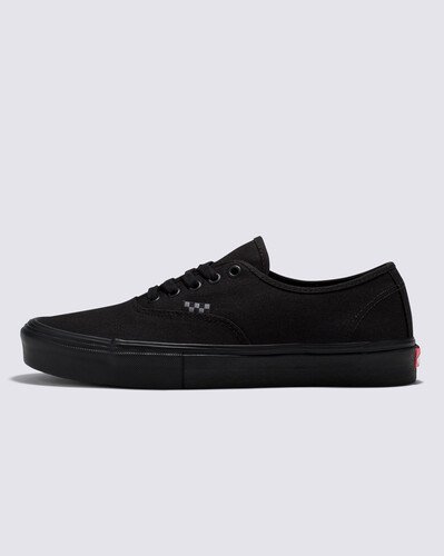 Skate Classics: Ultra resistência no interior para a prática do skate. Completamente redesenhada para o skate moderno, a coleção Skate Classics oferece mais do que os skatistas precisam para permitir evolução máxima. O cabedal de lona clássico do Tênis Skate Authentic Black Black oferece a aparência icônica que você deseja, trazendo todos os benefícios de desempenho que os skatistas exigem. Das subcamadas reposicionadas Duracap™ e palmilhas Popcush™ ao composto de borracha SickStick™, este tênis de skate tem cano baixo e foi desenvolvido para suportar o impacto diário da prática de skate e manter você confortável entre as sessões. O modelo traz a nova etiqueta tecida Vans em checkerboard na lateral.