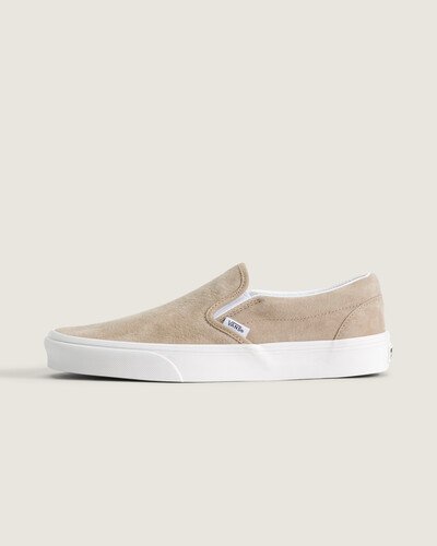 O Tênis Slip-On Pig Suede Incense nasceu em 1977 como Vans #98 e rapidamente virou ícone da Vans por sua praticidade e design descomplicado. Este modelo traz construção vulcanizada em lona resistente, combinando flexibilidade e suporte para conforto imediato. Forro acolchoado e materiais têxteis de origem vegetal reforçam a sensação de leveza, enquanto o fechamento slip-on garante uso ágil, alinhado ao legado criativo e descontraído da marca
