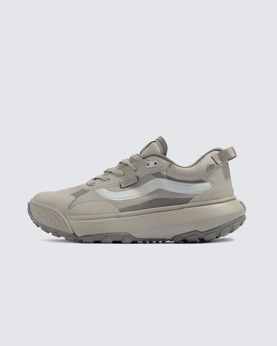 “You are Made for the Elements”. Estes são os seus Vans. O Tênis Crosspath Mte Metallic Taupe possui inspiração na família UltraRange, criando a mistura perfeita de estilo e funcionalidade para aventuras urbanas e ao ar livre. Extremamente versátil e infundido com conforto, o tênis apresenta uma silhueta de cano baixo repelente à água. Apresenta uma entressola de EVA de base biológica projetada para amortecimento máximo emparelhado com uma sola All-Trac atualizada projetada para melhorar a tração em qualquer terreno. Pronta para tudo - ela oferece o equilíbrio perfeito entre amortecimento e suporte, não importa onde a trilha te leve. Com o logotipo Vans Checkerboard Globe, este produto é feito de pelo menos 30% de um ou uma combinação de materiais reciclados, renováveis e/ou regenerativos.Para saber mais sobre a Vans e sua jornada em direção a materiais sustentáveis, acesse www.vans.com.br/sustentabilidade.
