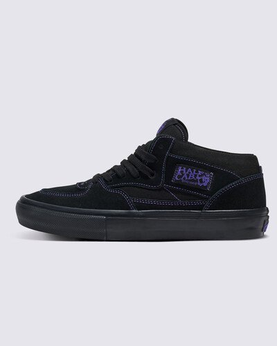 Completamente redesenhada para o skate moderno, a coleção Skate Classics oferece mais do que os skatistas precisam para permitir uma progressão máxima. Um sapato vulcanizado feito com cabedais clássicos de camurça e lona, o Skate Half Cab proporciona o visual icônico que você deseja, enquanto oferece todos os benefícios de desempenho que os skatistas exigem.