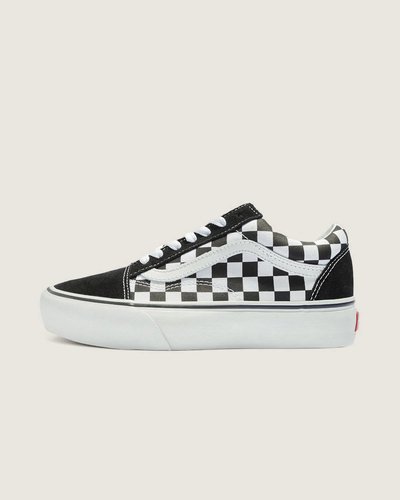 Em 1977, o tênis Old Skool, originalmente nomeado de Vans #36 foi lançado sendo o primeiro a conter a icônica sidestripe na lateral. O que começou como um rabisco de Paul Van Doren, originalmente chamado de “Jazz Stripe”, se tornou um dos ícones da marca Vans. O Tênis Old Skool Plataforma Black True White une esse clássico tênis de skate da Vans que possui um cabedal de lona e camurça resistente na cor preta com estampa lendária em checkerboard. Apresenta biqueiras reforçadas para suportar o desgaste por repetição, cano acolchoado para dar suporte e flexibilidade e a original sola plataforma emborrachada em waffle exclusiva Vans.