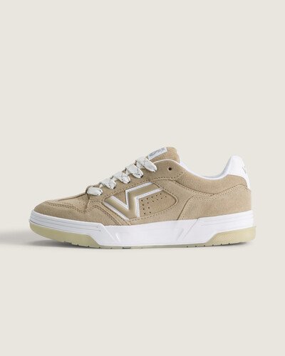 O Tênis Upland Popped Outsole Khaki traz o legado icônico da VANS em um modelo que une construção clássica e conforto cotidiano. Cabedal em leather com painéis em camurça e perfurações laterais adiciona textura enquanto a montagem cold cement entrega acabamento limpo e resistência. Fechamento por cadarço proporciona ajuste seguro, palmilha forrada garante sensação acolchoada, bico redondo e design inspirado no retro completam a proposta do Upland.