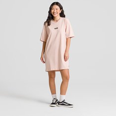 Sua personalidade em destaque, independente da ocasião. Para combinar com todos os seus clássicos, o vestido Vans carrega atitude e traz o toque de criatividade que você procura para agregar ao seu estilo. Casual, confortável e com o estilo clássico da Vans, o Vestido Vee Rose Smoke veste tipo uma camiseta oversized - seu caimento é largo e desestruturado, estilo “boyfriend”. O vestido feminino é confeccionado em malha e na cor rosa, as mangas curtas têm os ombros caídos. Confeccionado em algodão 20.1, com rib na gola e aplicação de bordado frontal centralizado com logotipo clássico e tradicional Vans em “Drop V”.
