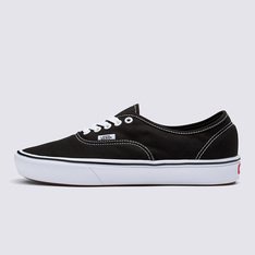 Quando os clássicos se unem ao conforto

A Vans renovou a silhueta clássica do Authentic  introduzindo a tecnologia ComfyCush: uma sola mais macia e acolchoada que oferece ao ComfyCush Authentic um ajuste sem igual que faz com que pareça que estamos andando nas nuvens. 

Apresentando uma construção co-moldada de espuma e borracha para a combinação perfeita de conforto e aderência, com o Classic ComfyCush Authentic é possível se sentir confortável o tempo todo, mantendo a estética atemporal do nosso calçado original com cadarço. Esse visual tradicional também é equipado com solas de borracha que proporcionam durabilidade e tração, interiores simplificados de peça única com maior suporte no arco e forro com material que absorvente a umidade em todo o interior do calçado. 

Junto com o cabedal de lona de 170g que se concentra na estabilização da lingueta, o ComfyCush Authentic confere um toque retrô aos estilos esportivos da Vans do início dos anos 1990 e oferece uma experiência em que o conforto é vital.

• Construído  com uma peça única para oferecer um ajuste confortável
• Espuma ComfyCush da Vans que oferece mais conforto
• Maior suporte no arco
• Solas de borracha que oferecem maior durabilidade e tração
• Cabedais de lona de 170g com foco na estabilização da lingueta
• Forro com materiais que absorvem a umidade