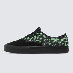 Nascido em 1966 em Anaheim, na Califórnia, o Authentic une o estilo do tênis de cano baixo original ao cabedal icônico de lona resistente. Conhecido originalmente como Vans #44 Deck Shoes, o Authentic se tornou um ícone cult imediato e incorpora a atitude “Off The Wall” desde então. Construído com um perfil simples com fechamento em cadarços, o Tênis Authentic Y2K Party Green é um clássico que mantém viva a vibe old skool. Com cabedal em lona resistente na cor verde com estampa, o modelo apresenta ilhós de metal, detalhes contrastantes e a original sola Waffle vulcanizada de borracha, exclusiva Vans.