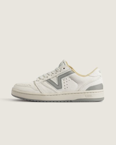 Uma homenagem ao passado. Inspirado na Coleção Serio dos anos 80, com assinatura Vans retrô em "Flying V" e atualizações modernas. O Tênis Lowland Vintage Marshmallow Multi incorpora tudo o que o Lowland ama e se baseia nisso, oferecendo uma nova mistura da herança esportiva da Vans, com a inovação moderna. Com um ajuste atualizado para maior conforto e uma entressola de borracha durável que substitui a tecnologia ComfyCush, ele foi desenvolvido para um uso duradouro sem comprometer o estilo. Perfeito para quem valoriza versatilidade e autenticidade.