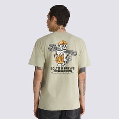 Arte e cultura de rua trazem referências icônicas para as peças clássicas da Vans. Confortável o bastante para usar todos os dias e em qualquer ocasião, a Camiseta Wrenched SS Elm traz estampa clássica com o esqueleto de caveira segurando uma caneca de chopp em uma das mãos e na outra, uma chave de fenda, um ícone da Vans - com um toque descontraído - tanto na parte frontal na altura do peito, no lado esquerdo, quanto nas costas, ambas em silk à base d’água. Em algodão a camiseta de manga curta verde possui gola redonda e aplicação de etiqueta tecida Vans® na manga.