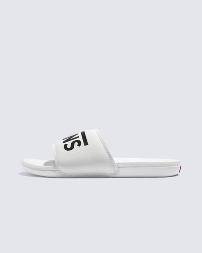 Deslize no conforto com o Chinelo Slide-On Marshmallow. Com inspiração no solado vulcanizado dos clássicos Vans, o chinelo slide-on apresenta silhueta com uma tira larga em nobuck sintético branco com assinatura Vans em “Drop V”. Com forro de borracha macia e tecido elástico, o modelo possui palmilhas UltraCush super macias que incluem suporte de arco embutido e as solas waffle UltraCush™ Lite injetadas com leveza, flexibilidade e durabilidade. Esse modelo vai te acompanhar na correria de um dia inteiro. O logo “Vans Off The Wall” é aplicado na heeltab do calcanhar.