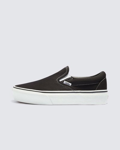 Em 1977, o tênis Slip-On, nomeado originalmente como Vans #98 é apresentado e com a ajuda de skatistas e atletas de BMX, virou uma febre no sul da Califórnia. Anos depois, ganhou atenção e apelo internacional quando apareceu nos pés de Jeff Spiccoli, personagem interpretado por Sean Penn no filme Fast Times at Ridgemont High, de 1982, tornando-se um dos maiores ícones da Vans. O Tênis Slip-On Plataforma Black possui perfil baixo, cabedal de lona têxtil resistente na cor preta, cano acolchoado, elástico nas laterais, viras laterais de borracha na cor branca com biqueiras reforçadas para suportar o desgaste por repetição e a original sola plataforma de borracha waffle exclusiva Vans.