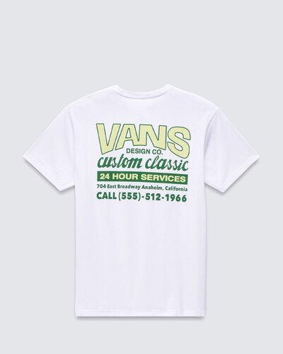 Clássica e descolada. Vista um pedaço da história da Vans com a Camiseta Ss Shop Front White Sunny Yellow, uma homenagem à primeira fábrica da empresa. Esta camiseta de manga curta e gola redonda, com corte clássico, traz estampa frontal com assinatura da Vans®, com um anúncio retrô da loja, com o endereço da fábrica na parte das costas.