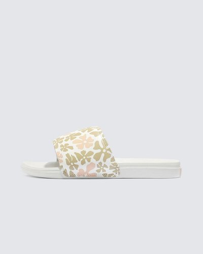Deslize no conforto com o Chinelo Slide-On La Costa Slide On Peach. Com inspiração no solado vulcanizado dos clássicos Vans, o chinelo slide-on apresenta silhueta com uma tira larga em nobuck sintético branco com assinatura Vans em “Drop V” com estampa. Com forro de borracha macia e tecido elástico, o modelo possui palmilhas UltraCush super macias que incluem suporte de arco embutido e as solas waffle UltraCush™ Lite injetadas com leveza, flexibilidade e durabilidade. Esse modelo vai te acompanhar na correria de um dia inteiro. O logo “Vans Off The Wall” é aplicado na heeltab do calcanhar.
Características do produto: 
• Inspirado nas solas vulcanizadas clássicas da Vans; 
• Tiras de nobuck sintético com estampa icônica Vans em “Drop V”; 
• Borracha macia e forro de tecido elástico para conforto; 
• Sola waffle UltraCush Lite injetada leve, flexível e durável; 
• Produzido com tintas e colas à base de água.