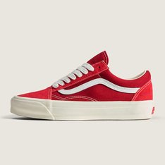 Sinta algo novo. Por quase 50 anos, o tênis Old Skool esteve conectado à cena musical underground. Agora, a Vans celebra esse vínculo com a Premium Old Skool Music Collection - com três cápsulas, inspiradas em diferentes eras. A Punk Capsule revive a estampa de leopardo ousada e os sólidos de destaque, ecoando as cores adotadas por músicos punk e hardcore nos anos 70 e 80. A construção da silhueta Premium apresenta amortecimento na palmilha, uma palmilha aprimorada com materiais para melhor ajuste e conforto. Paredes laterais brilhantes, fita de proteção superior e etiquetas do acervo Vans, que homenageiam os detalhes originais dos calçados da década de 90. Projetado com materiais sustentáveis, como sola de borracha regenerativa e palmilha de base biológica, o Premium Old Skool™ é elevado em todos os sentidos.