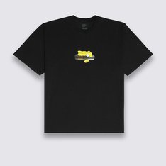 A Camiseta Times Up Ss Black de manga curta, possui gola redonda e caimento que veste mais solto. O modelo apresenta estampa frontal de um ursinho de pelúcia tirando uma soneca em cima de um relógio despertador antigo, com a data de origem da Vans® (19:66), cronometrada para o alarme.