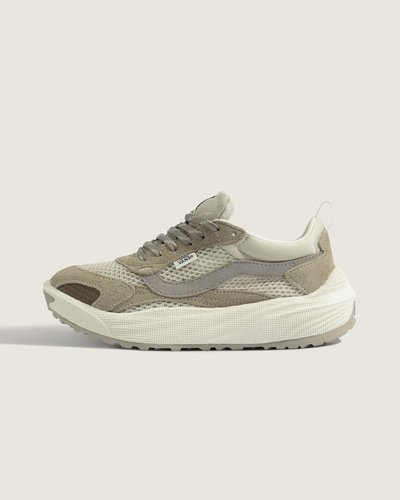 O Tênis Ultrarange Neo 20 Oatmeal chega como continuação da família UltraRange, criada para oferecer conforto em longas jornadas e reforçando o legado VANS. Cabedal em LEATHER com bico redondo, construção cold cement e composição LEATHER COLD CEMENT garantem resistência e construção sólida. Entrega sensação acolchoada, suporte e flexibilidade, com detalhes que priorizam conforto funcional.