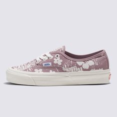 A coleção Anaheim Factory da Vans homenageia nossos mais de 50 anos de fabricação de calçados, reintroduzindo silhuetas icônicas que celebram detalhes de design únicos embasados na marca e modelo original da Vans.

Em homenagem à  nossa primeira fábrica da Vans em Anaheim, na Califórnia, o Anaheim Factory Authentic 44 DX pega emprestado detalhes do Authentic original, oferecendo mais conforto com palmilhas Ortholite® atualizadas. Repleto de detalhes retrô, como o número de estilo original, faixa de contorno mais brilhante, peso original do forro e cadarços de algodão, este calçado clássico com cadarço apresenta cabedais de tecido de inspiração vintage com uma estampa floral por todo o calçado que completa o visual.

• Número de estilo original 
• Cabedal de tecido com inspiração vintage
• Estampa floral
• Palmilhas Ortholite®
• Faixa de contorno mais brilhante
• Cadarços de algodão
• Sola de borracha waffle exclusiva
• 4 fileiras de cadarço com ilhós de metal para tamanhos de 3,5 a 6
• 5 fileiras de cadarço com ilhós de metal para tamanhos a partir de 6,5.Aproveite a Vans Black Friday e adquira já seu novo produto Off The Wall