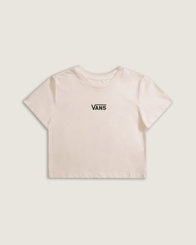 A Camiseta Manga Curta Cropped Flying V Almond Crisp revisita a construção clássica de camiseta com modelagem cropped e gola careca. Confeccionada em malha knit, entrega toque suave, caimento leve e respirabilidade natural. O acabamento inclui o logo VANS bordado na parte frontal, combinando visual autêntico e atitude descontraída. Versátil, o corte crew crop valoriza proporção e movimento, oferecendo conforto e expressão sem excessos.