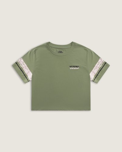Camiseta Manga Curta Cropped Off The All Soft Sage apresenta construção em malha knit, com decote redondo e caimento solto. O modelo oferece toque macio e respirabilidade, combinando leveza e conforto. Detalhes marcantes incluem faixas com efeito desgastado nas mangas e pequeno logo 'OFF THE WALL' com assinatura checkerboard no peito, adicionando personalidade sem excesso.