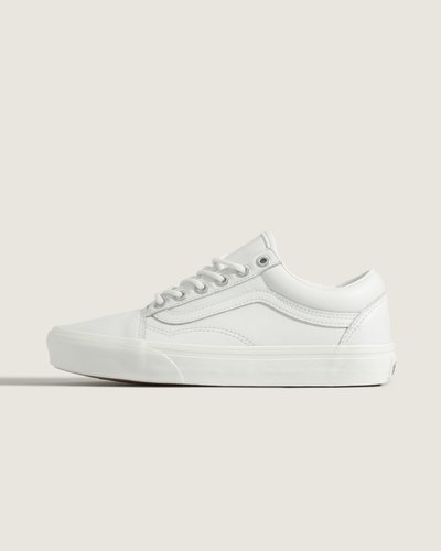 O Old Skool foi o primeiro design de calçado a apresentar a famosa Vans Sidestripe, embora, na época, fosse apenas um rabisco aleatório desenhado pelo fundador Paul Van Doren. Desde o seu lançamento em 1977, este modelo de cano baixo se consolidou como um ícone no cenário do skate, da música e da moda. De skatistas de rua e punks dos anos 90 a lendas do hip hop e da moda atuais, o Tênis Old Skool Bridge White tem sido consistentemente o tênis preferido dos criativos que fazem as coisas do seu jeito.