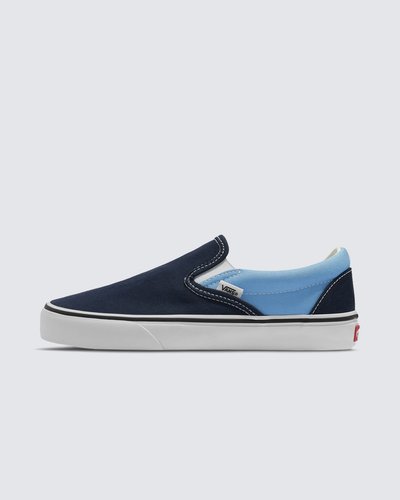 Em 1977, o tênis Slip-On, conhecido originalmente como Vans #98 é apresentado e com a ajuda de skatistas e atletas de BMX, virou uma febre no sul da Califórnia. Anos depois, ganhou atenção e apelo internacional quando apareceu nos pés de Jeff Spiccoli, personagem interpretado por Sean Penn no filme Fast Times at Ridgemont High, de 1982, tornando-se um dos maiores ícones da Vans. O Tênis Slip-On 2-tone  Heritage Blue possui perfil baixo, cabedal de lona têxtil resistente, cano acolchoado, elástico nas laterais, viras laterais de borracha na cor branca com biqueiras reforçadas para suportar o desgaste por repetição e a original sola de borracha Waffle exclusiva Vans.