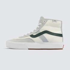 Amplie sua próxima sessão com o tênis de skate exclusivo de Gilbert Crockett. O profissional da Vans - Gilbert Crockett - é um dos skatistas mais detalhistas de todos os tempos, e ele pegou essa meticulosidade e a canalizou em uma mistura de materiais e mão de obra com um design simples, mas prático, para trazer a você o Tênis Crockett High Skate Green Grey. O tênis revisita o modelo profissional clássico de Gilbert e vai além, convertendo este tênis vulcanizado em um cano alto para melhor desempenho.