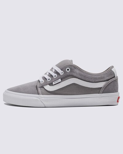 Um tênis de skate inspirado no legado da Vans que está pronto para tudo. O Tênis Skate Chukka Low Sidestripe Light Grey, é um modelo de tênis vulcanizado desenhado pela equipe de skate da Vans e inspirado em clássicos como o Authentic e a Chukka Boot, trazendo uma nova estética tradicional para tênis de skate. Apresentando a icônica Sidestripe, a silhueta de cano baixo combina materiais clássicos como camurça e lona com o melhor em sensação de prancha, flexibilidade e tração.