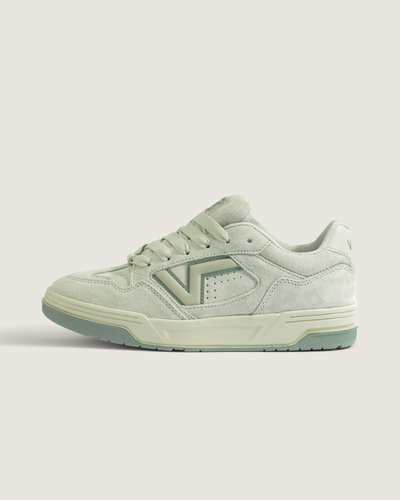 Tênis Upland Mint Shadow traz o legado icônico da Vans em um modelo que une construção clássica e conforto cotidiano. Cabedal em couro com painéis em camurça e perfurações laterais adiciona textura enquanto a montagem cold cement entrega acabamento limpo e resistência. Fechamento por cadarço proporciona ajuste seguro; palmilha forrada garante sensação acolchoada; bico redondo e design inspirado no retro completam a proposta do Upland.