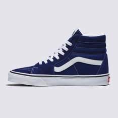 O Sk8-Hi surgiu como uma adaptação do lendário Old Skool e foi pensado originalmente para o skate. Renovado com cores ousadas e estimulantes Com a Color Theory Collection, é possível criar uma história exclusiva, combinando tons vibrantes e inesperados com os estilos icônicos dos clássicos Vans. Com um toque "Off The Wall", o Tênis Sk8-Hi Beacon Blue de cano alto apresenta cabedal colorido camurça e lona resistente em azul. Com fechamento por amarração em cadarços, ele traz a icônica sidestripe Vans original nas laterais. O tênis possui o cabedal acolchoado com biqueiras reforçadas, proporcionando mais conforto e firmeza a cada passo. Apresenta heeltab do skate tradicional com inscrição Vans em “Drop V” e “Off The Wall” aplicada no calcanhar e etiqueta tecida na lingueta. A entressola ameniza o impacto e a palmilha se molda adequadamente aos pés. Com solado em borracha vulcanizada em formato waffle - exclusividade Vans - com função antiderrapante, que proporciona maior aderência ao caminhar.