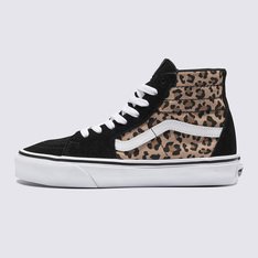 Uma versão elegante do icônico tênis de cano alto. O Tênis Sk8-Hi Tapered Animalier Black possui um ajuste mais fino do que o Sk8-Hi original, esta versão descontraída de um ícone oferece um visual simplificado com muito estilo, com detalhe em estampa animal print de leopardo atemporal.