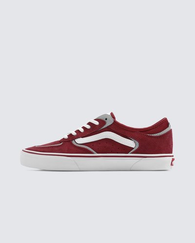 Um sapato inspirado na herança para skatistas modernos

Celebrando um legado de 25 anos, os Skate Rowley são um testemunho da rica história e do impulso da Vans. Lançado pela primeira vez em 1999, este sapato de skate minimalista homenageia a lenda do skate Geoff Rowley, combinando estilo clássico com desempenho moderno. Desde seu visual inspirado na herança até recursos de ponta, o Skate Rowley foi projetado para os skatistas de hoje que exigem durabilidade, controle e conforto.