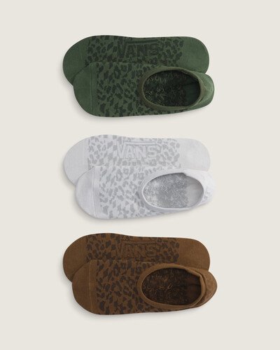 Meias invisíveis feitas para combinar com os Vans Classic Slip-Ons. A Meia Fuego Canoodle Pine Forest agrega estilo para todas as ocasiões. O pack possui três pares de meias soquetes em tecido - estilo sapatilhas clássicas - em tons coloridos e com estampa animal print de oncinha por toda a peça -  projetadas para permanecerem escondidas sob os Vans Slip-Ons. A construção em malha plana e os detalhes ousados trazem conforto e expressão a cada passo, mesmo quando ninguém os vê. Traz assinatura Vans em “Drop V” estampada na sola, com detalhes das icônicas chamas Vans.