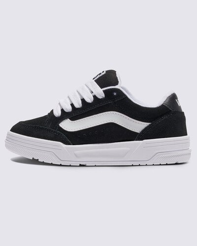 A nostalgia do skate redefinida. Inspirado nos estilos de skate do início dos anos 2000, com um perfil acolchoado e detalhes oversized. O Tênis Kids Hylane Black White Infantil é um tênis inspirado no skate Y2K que re-interpreta a silhueta Upland de 1999. Referências ao passado coexistem com detalhes de design sofisticados, como a Sidestripe 3D com acabamento brilhante e logotipos bordados, enquanto a estrutura robusta e a língua acolchoada do skate proporcionam um visual retrô. Com uma entressola com textura exclusiva em V entrelaçado, o Hylane Infantil transforma uma estética old skool em um item essencial do guarda-roupa atual.