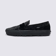 Meio creeper. Meio mocassim. Puro estilo retrô.

O Style 53 Velvet é a versão da Vans do clássico creeper dos anos 1950. Apresentando uma silhueta slip-on reeditada com estilo de mocassim e luxuoso cabedal de veludo, este calçado retrô mantém uma estética old school enquanto oferece o conforto e a durabilidade ideais para viver o dia.

• Silhueta reeditada com um toque de creeper
• Estilo slip-on
• Detalhes de mocassim
• Cabedal de veludo