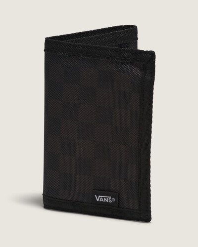 Uma estampa em checkerboard traz a assinatura Vans na icônica Carteira Slipped Black-Charcoal. Confeccionada em poliéster com um design retrô, o modelo apresenta três dobras e um fecho em velcro que mantém o conteúdo seguro. A carteira inspirada na velha guarda traz estampa exclusiva camuflada, com aplicação de etiqueta tecida com assinatura Vans em “Drop V” aplicada na capa. O amplo espaço interno inclui bolso para notas, divisória para cartões, janela para documentos e porta-moedas.