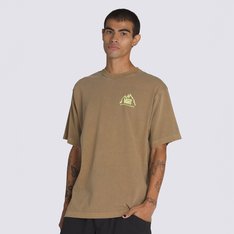 Comece seu look com uma camiseta clássica de manga curta feita de jersey de algodão orgânico, confortável e respirável. Com uma lavagem pigmentada sobre tingimento que dá uma aparência vintage, a Camiseta Mte Crestline Ss Tee Sepia traz estampa frontal, na altura do peito, no lado esquerdo e nas costas, com inscrição da frase icônica: “Made for Elements”, em relevo, com assinatura Vans. Ambas estampas em lavagem pigmentada com tingimento. A camiseta proporciona conforto e veste fácil, para curtir dentro e fora das pistas. A equipe da Vans definiu metas ambiciosas de sustentabilidade. Grandes ou pequenas, todos os esforços se somam a uma mudança positiva. Para ganhar o logotipo do globo Checkerboard, pelo menos 30% do produto deve ser feito de um ou uma combinação de materiais reciclados, renováveis e/ou regenerativos.