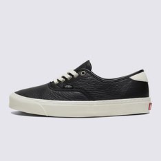 Uma interpretação elevada do tênis que deu origem a tudo. Uma versão elevada da silhueta original da Vans, o Tênis Authentic Black acrescenta detalhes minimalistas que aumentam a durabilidade deste icônico tênis com cadarços. Com acabamento em couro macio e forro refinado, esta silhueta se consagra como um ícone atemporal.